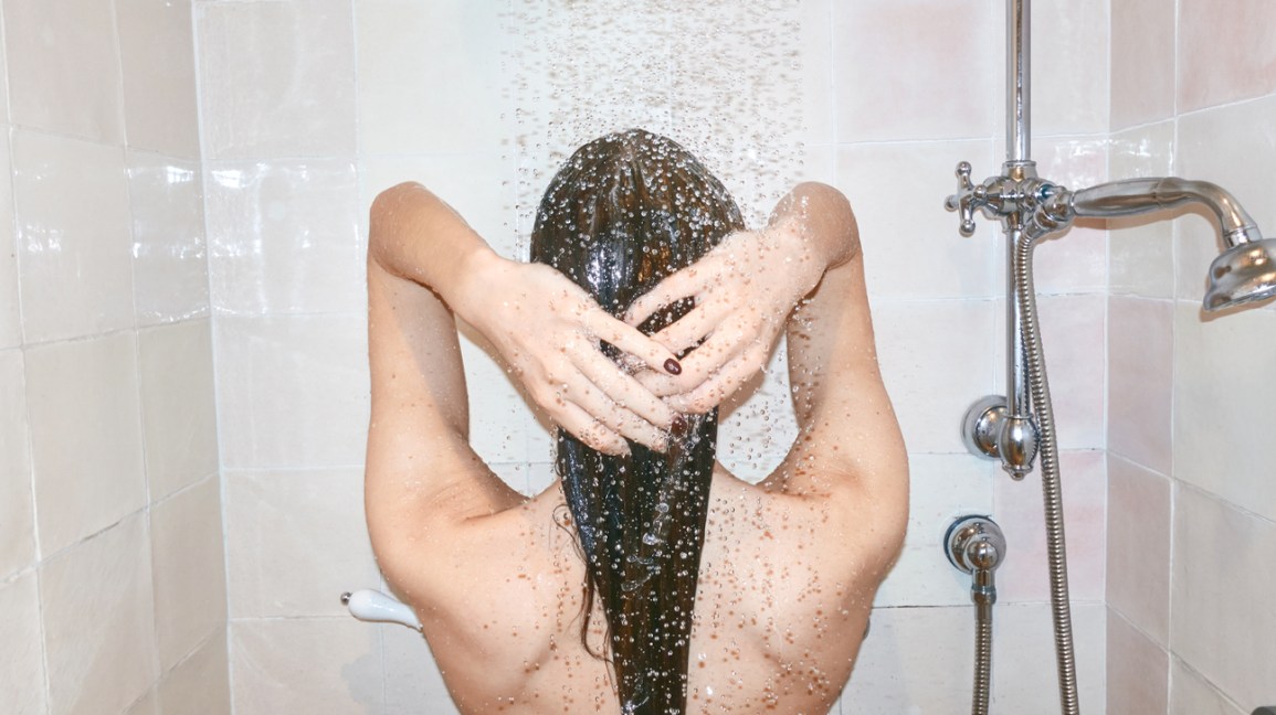 https://theros.gr/data_interface/images/Woman-Taking-Shower-1296x728-header.jpg